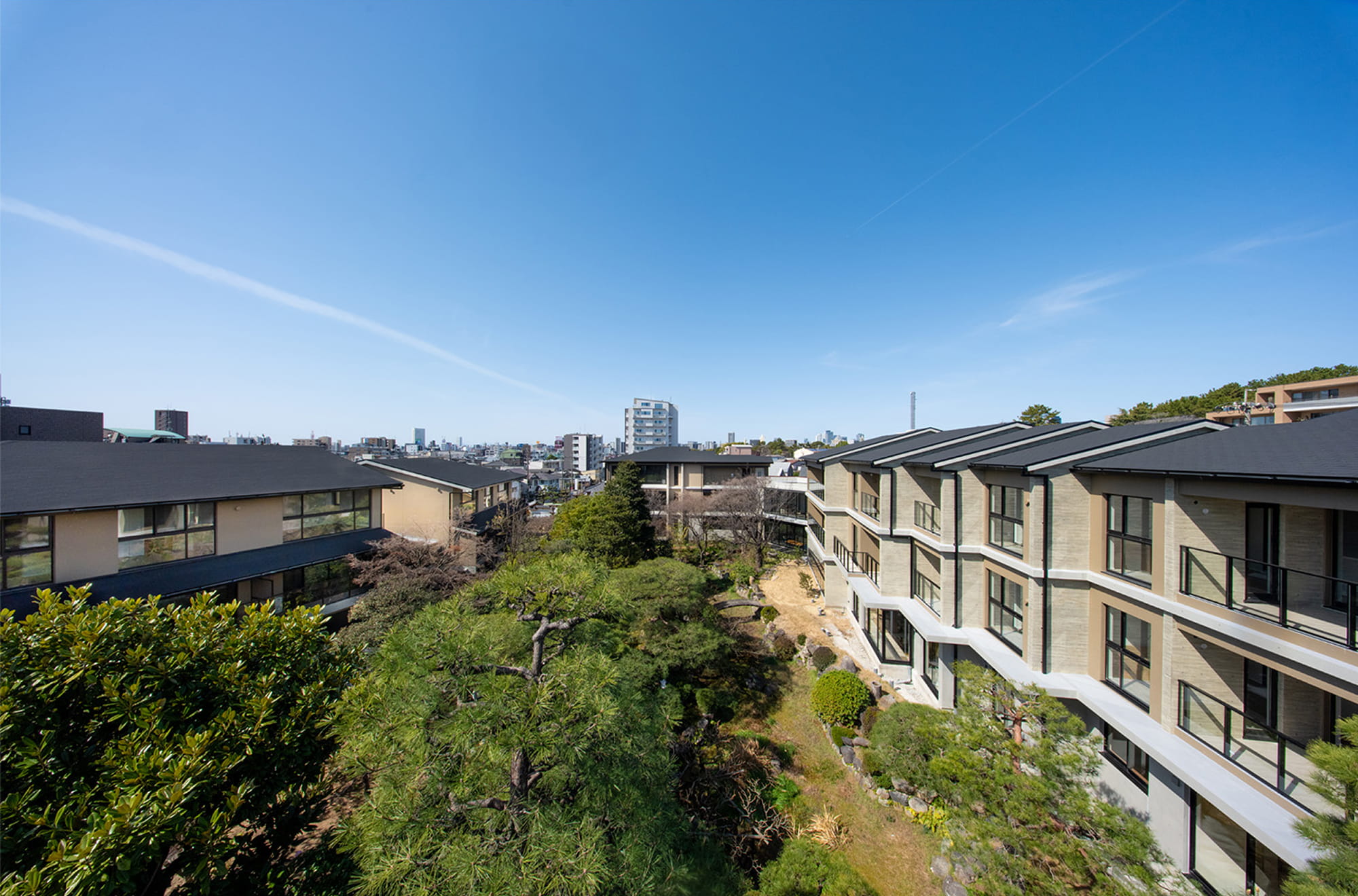 施工事例：日本庭園の緑を囲むように建つ低層の集合住宅