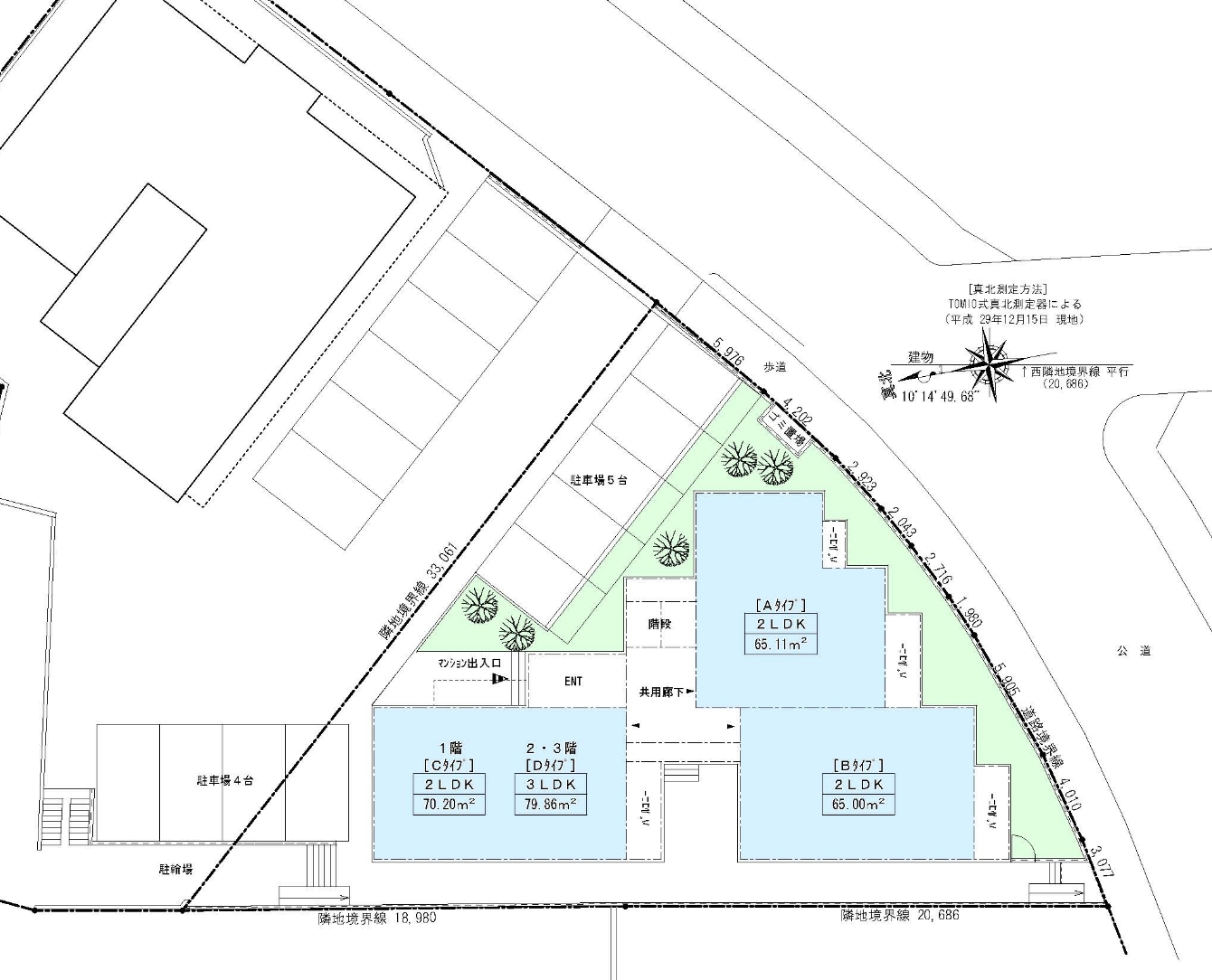 三角形の敷地に2LDK・3LDKの住戸と駐車場9台を配置した建物配置図